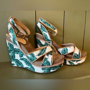 🍃Gianni Bini Ludia Leaf Wedges size 6.5🍃
